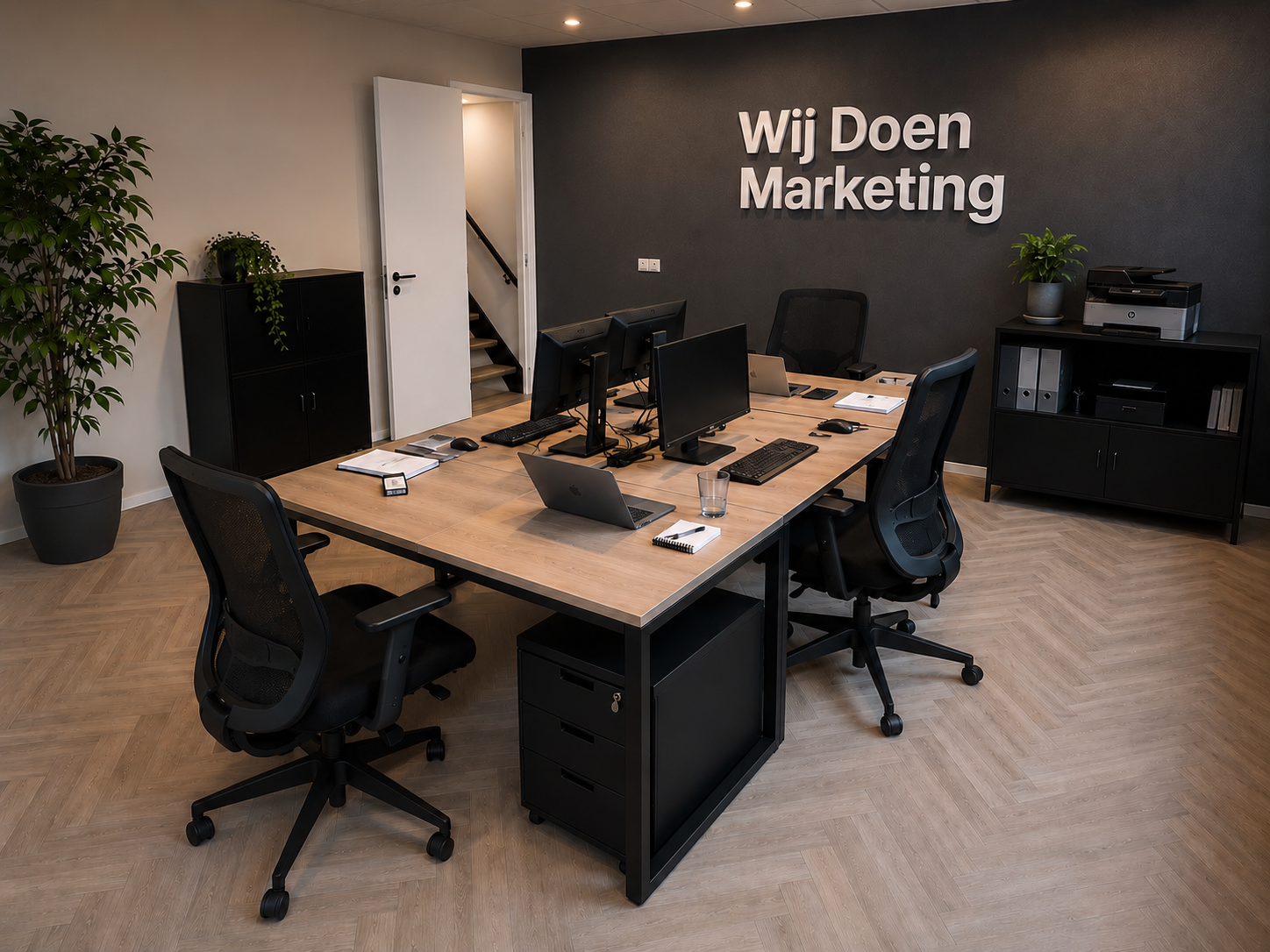 Het team van Wij Doen Marketing analyseert Google Ads-resultaten op het dashboard